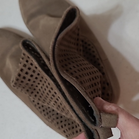 Michael Kors women's perforated suede ankle boots size 8.5 - Picture 12 of 13